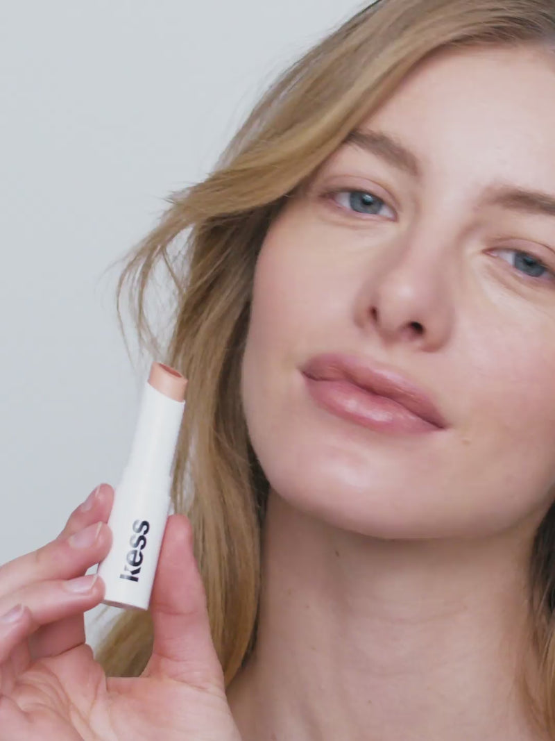 triple-tint-lip-balm; Nothin: Lydia trägt den Triple Tint Lip Balm in Nothin