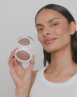 365-bronzer; tan: Melanie trägt den 365 Bronzer in Tan