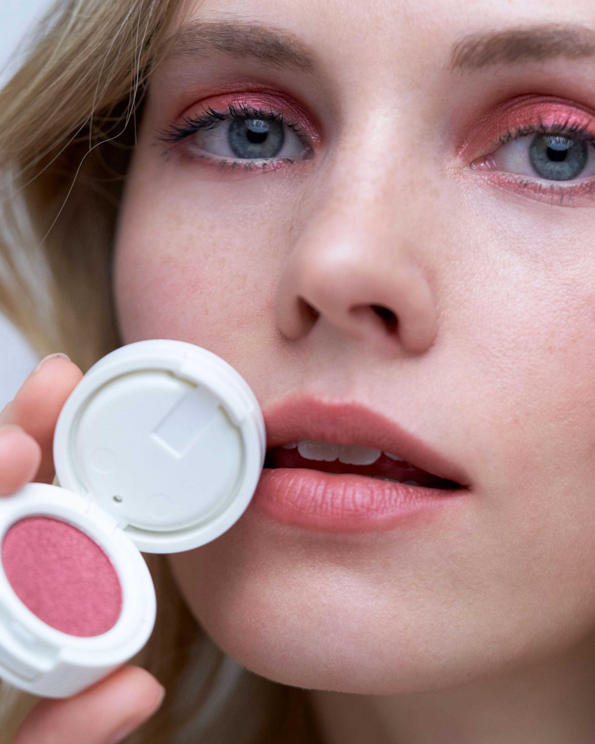 blue eyes; Charlotte trägt Blue Eyes - Ruby Red