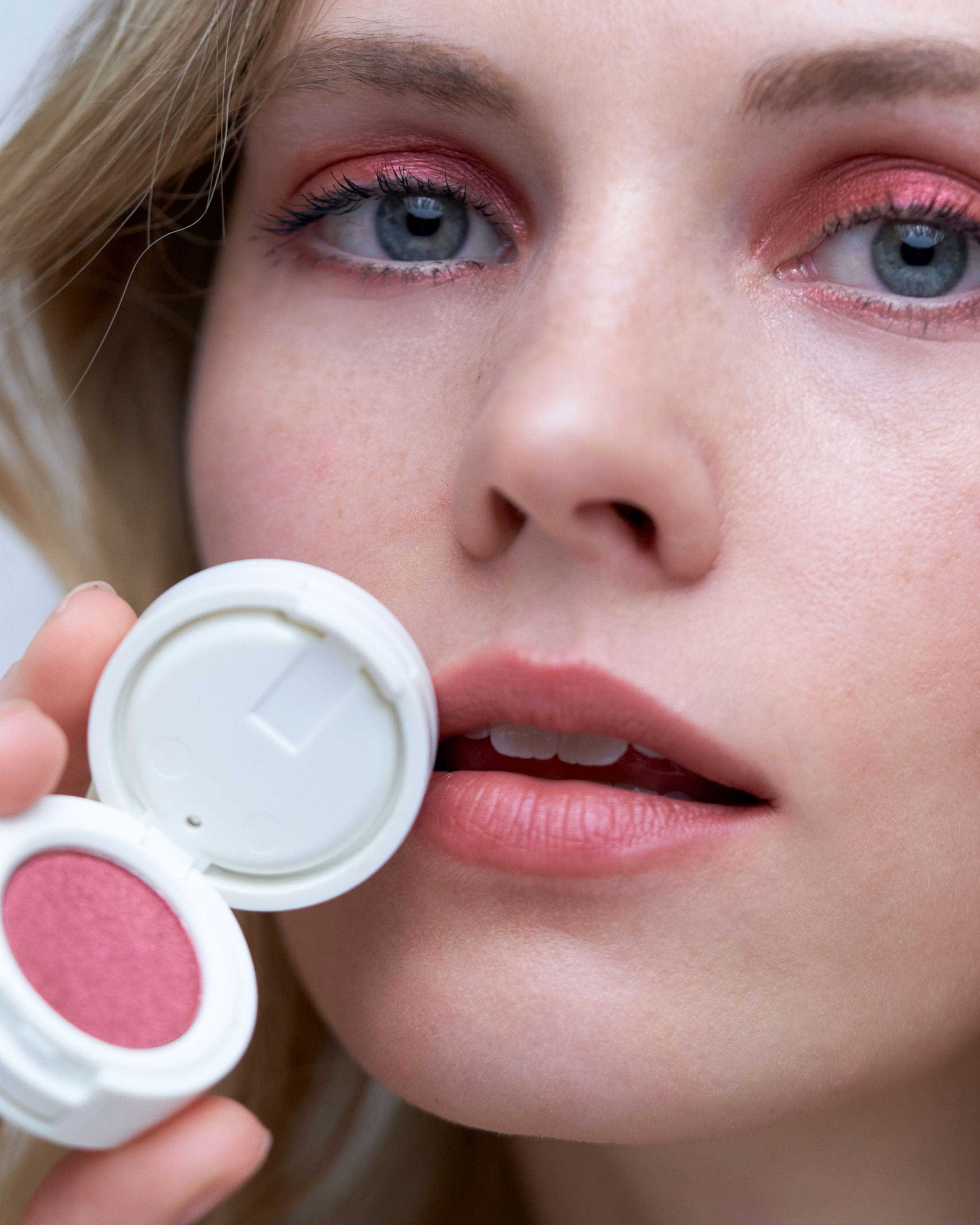 blue eyes; Charlotte trägt Blue Eyes - Ruby Red